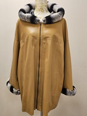 REVERSIBLE CUERO Y PIEL DE CHINCHILLA GARBANZO CON GORRO