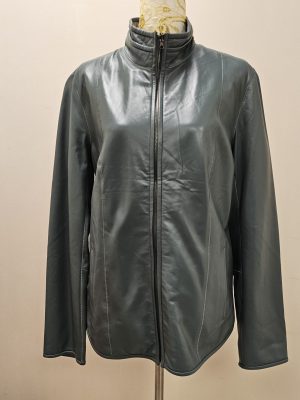 CHAQUETA REVERSIBLE SEDA CON BROCHES AL COSTADO VERDE SALVIA