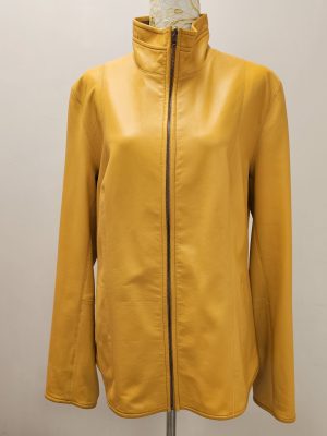CHAQUETA REVERSIBLE SEDA CON BROCHES AL COSTADO MOSTAZA
