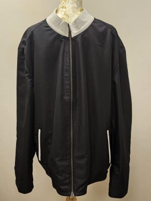REVERSIBLE CON LISTAS EN MANGAS BLANCO