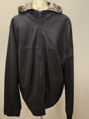 CASACA NEGRA TEXTURA NAPATO REVERSIBLE SEDA BURBERRY