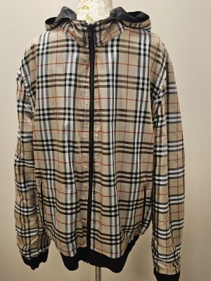 CASACA NEGRA TEXTURA NAPATO REVERSIBLE SEDA BURBERRY