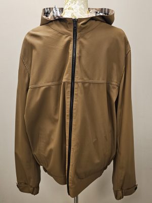 CASACA CAFE TEXTURA NAPATO REVERSIBLE SEDA BURBERRY