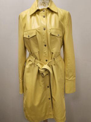 TRENCH CON LAZO Y BROCHES