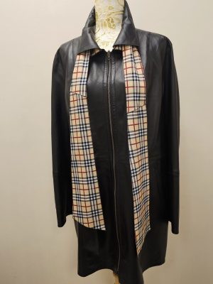 MODELO BURBERRY NEGRO CON CORBATIN REVERSIBLE