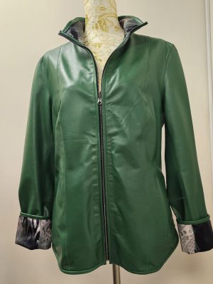 CHAQUETA REVERSIBLE SEDA CON BROCHES AL COSTADO VERDE