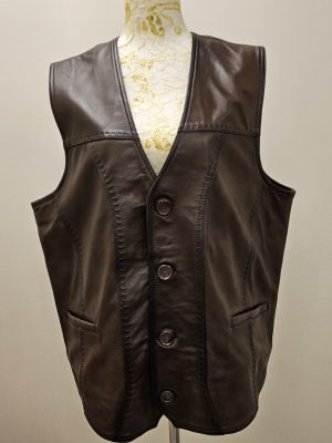 CHALECO DE CUERO CON BOTONES
