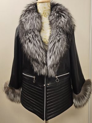CUERO NEGRO CON CUELLO DE PIEL Y CIERRES EN BOLSILLOS