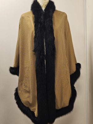 PONCHO DE CUERO CON PIEL REVERSIBLE NEGRO