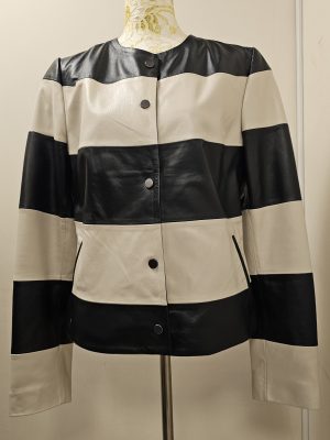 MODELO CHANEL BICOLOR BEIGE CON BROCHES DELANTEROS Y BOLSILLOS.