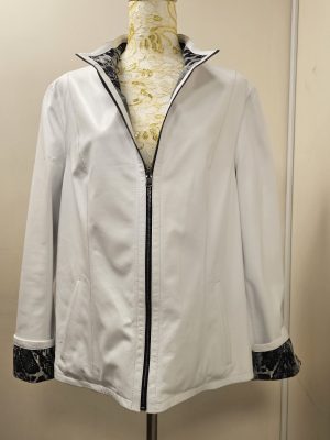 REVERSIBLE BLANCA CON SEDA Y BROCHES AL COSTADO